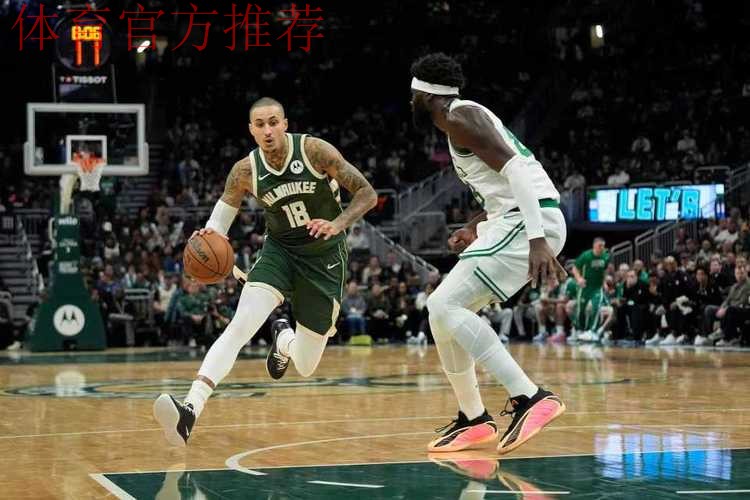 火箭旧将三双库兹马轰31分，布朗30+3+3难救主，雄鹿14分逆转绿军